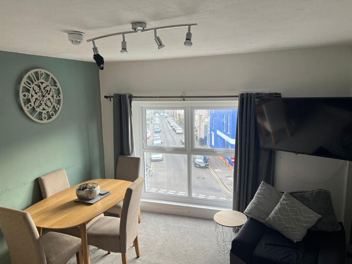 Topzy-Turvy - 1 Bedroom Apartment Swansea Esterno foto